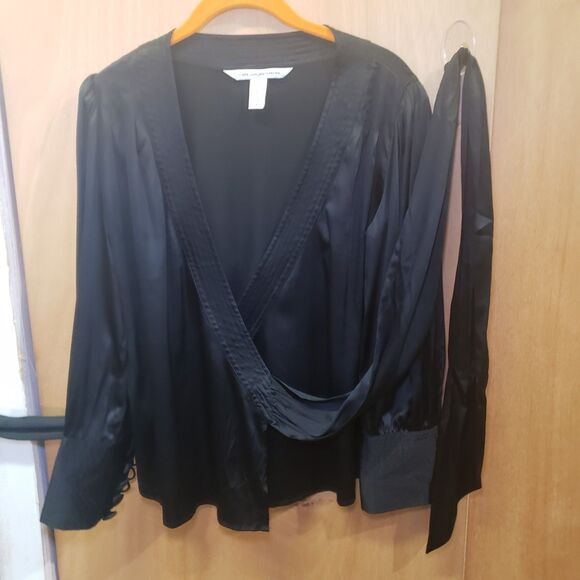 Diane Von Furstenberg Ariana Black Silk Wrap Blouse Top
M 8
GREAT CONDITION! - Picture 1 of 7